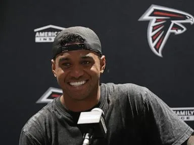 Falcons QB Tua Tagovailoa leaves practice with an oblique injury