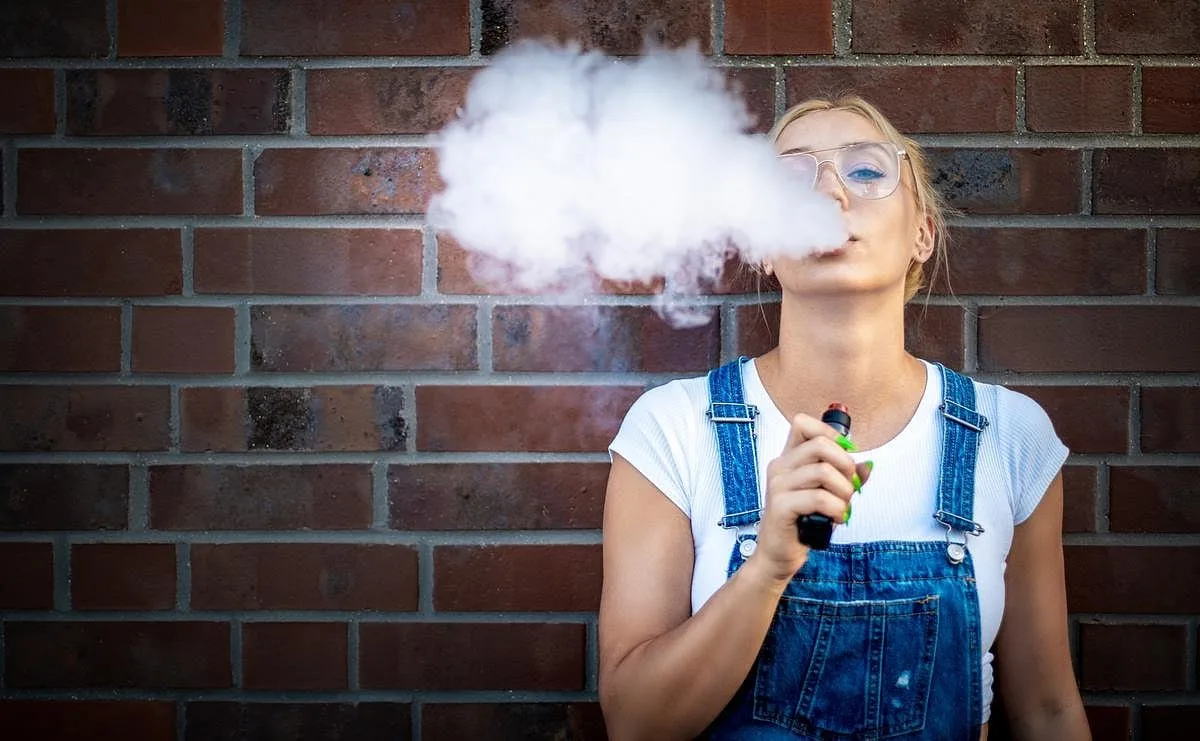 El rechazo y el acoso aumentan las tasas de vapeo entre jóvenes LGBTQ+