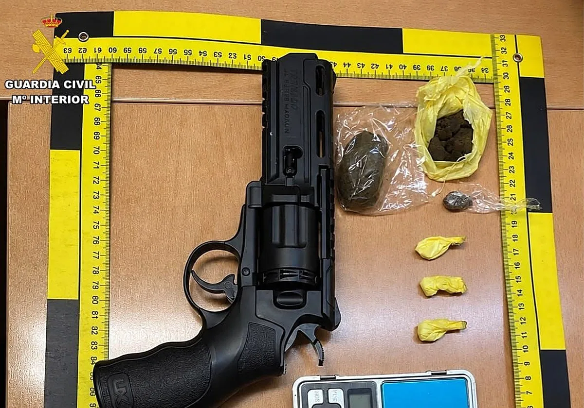 Cocaína, hachís y un revólver: el 'pack' intervenido a un joven de 18 años en las fiestas de O Barco