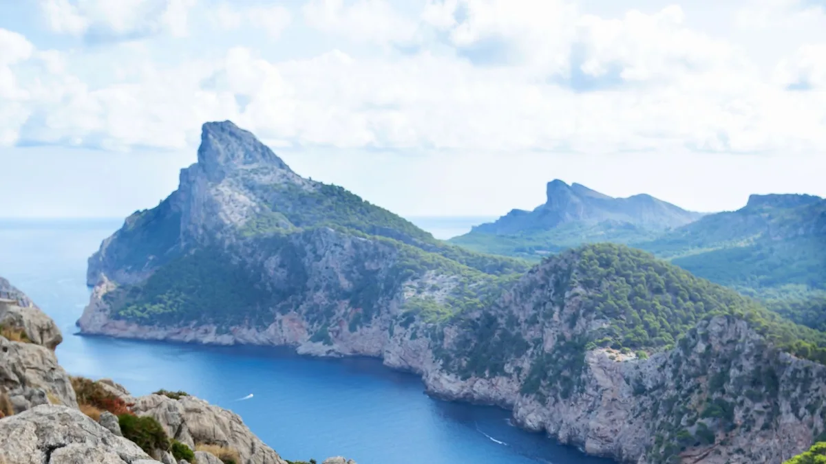 Los mejores acantilados de España para asomarse a los abismos más brutales de nuestra costa