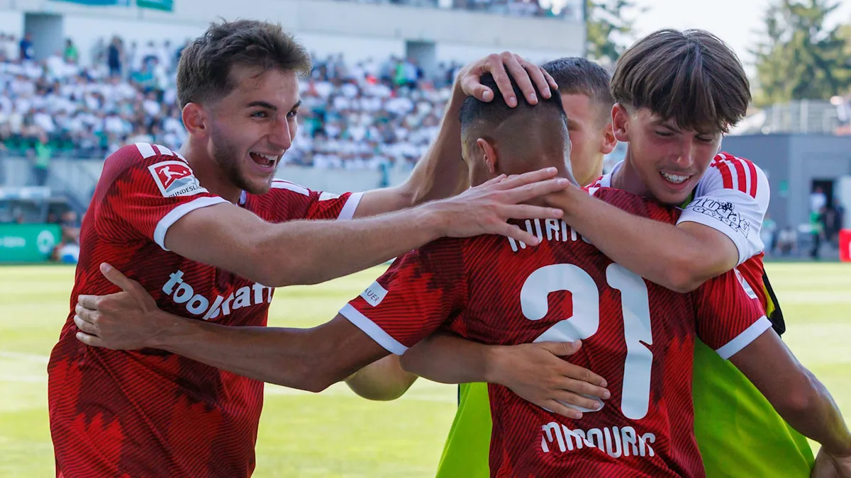 Sein Berater liegt vor ihm - Kornwachs jetzt fünftjüngster Nürnberg-Spieler