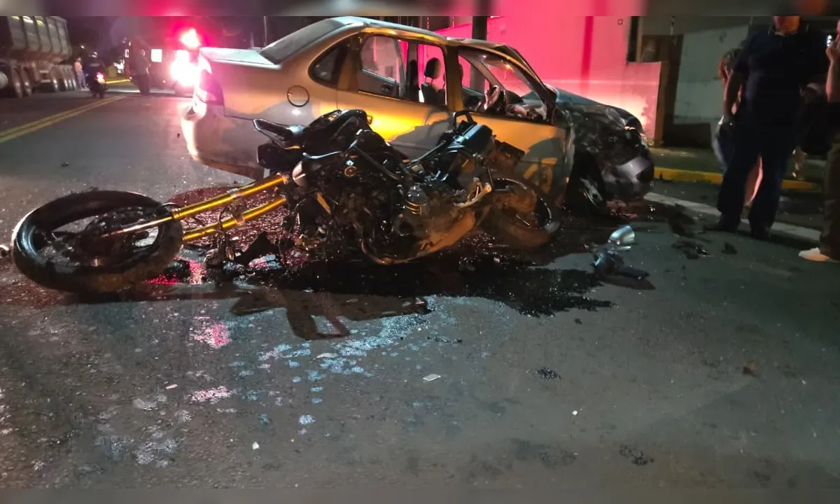 Vídeo flagra colisão brutal entre carro e moto; motociclista fica inconsciente, é reanimado e internado em estado grave
