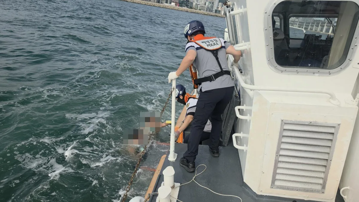 광안대교 인근 해상서 핀수영 나간 20대 2명…체력 고갈로 구조