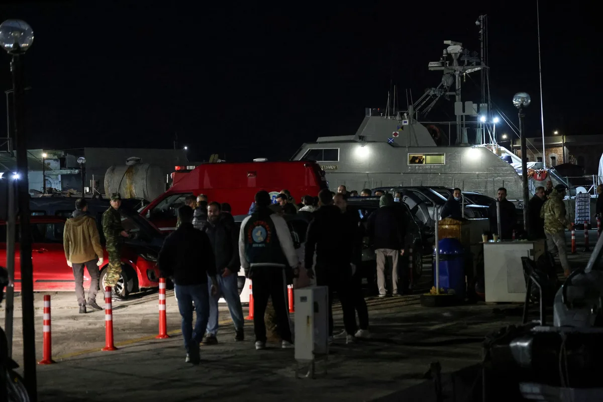 Un grupo de migrantes se enfrentó con la policía de Grecia para intentar huir de un centro de internamiento: hay 17 detenidos