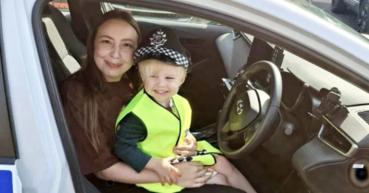 Garoto de 3 anos liga para a emergência para salvar a mãe que desmaiou após cair da escada, e atendente fica surpresa ao descobrir que o menino usou ensinamentos aprendidos em desenhos animados