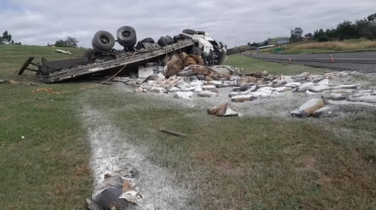 Carreta carregada com polvilho de mandioca tomba e interdita rodovia de Porangaba