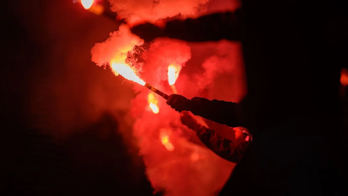 Spektakel: Rapper-Fans zünden Feuerwerk auf Brücke in Frankfurt