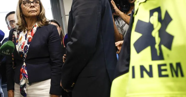 INEM. Ministra tenta parar guerra interna e evitar greve
