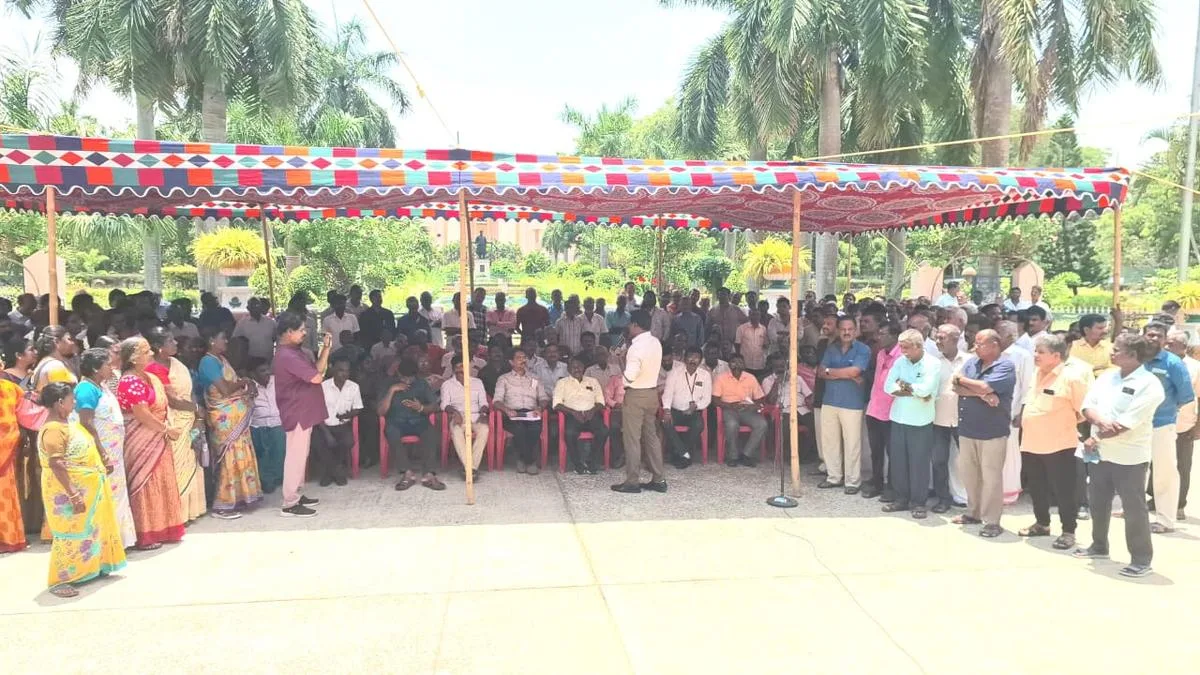 Annamalai University staff launch indefinite strike at Chidambaram
