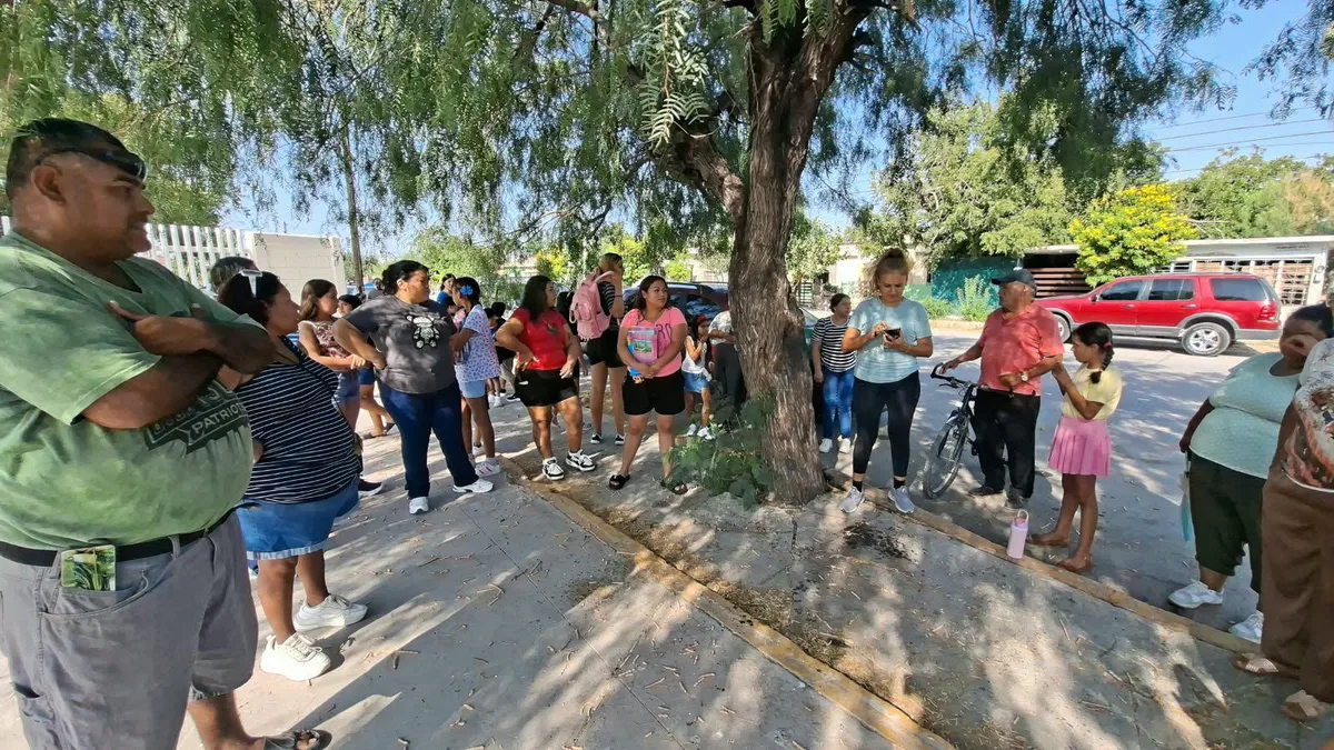 Padres protestan por falta de luz y daños en techado de primaria en Frontera