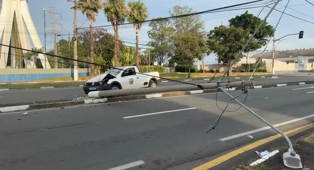 Carro derruba poste, e pista que liga Valinhos a Campinas fica totalmente interditada