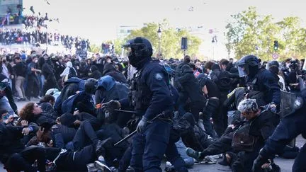 Depuis le début du mouvement lycéen, 6 877 personnes ont été placées en garde à vue, dont 86% de mineurs, selon Le ministère de la Justice
