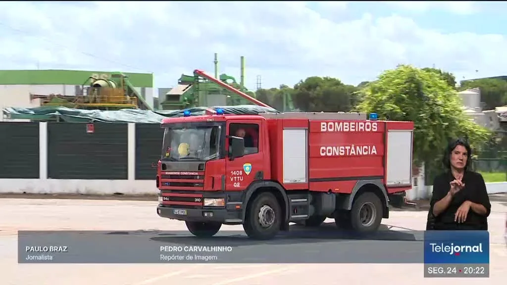 Incêndio em sucata em Abrantes obrigou à retirada de 14 pessoas das casas