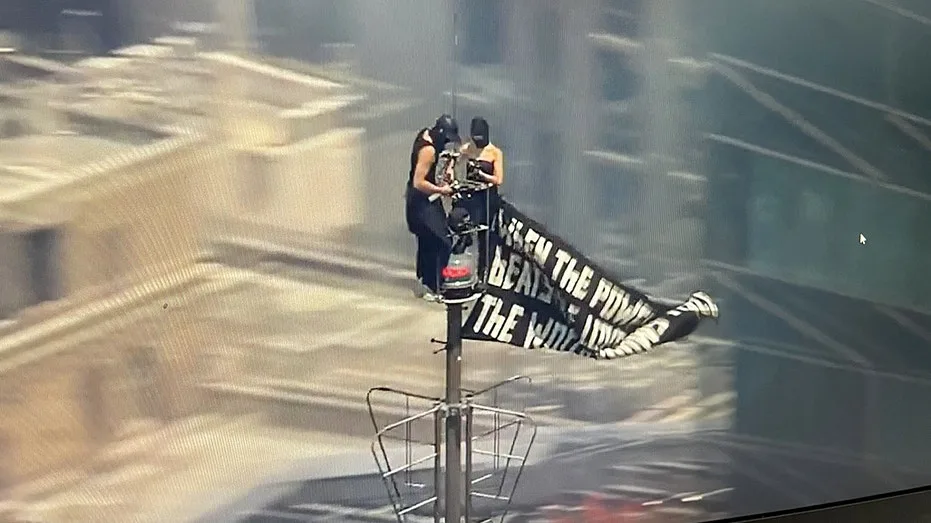Daredevil couple accused in Empire State Building climb pack on PDA after first court appearance