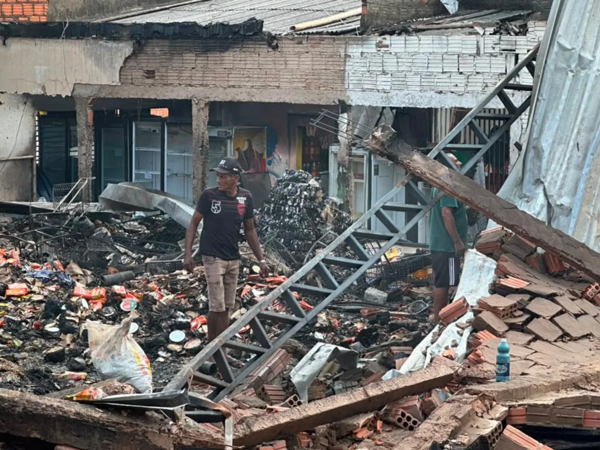 Casas próximas a comércio que pegou fogo no Acre passam por vistorias da Defesa Civil