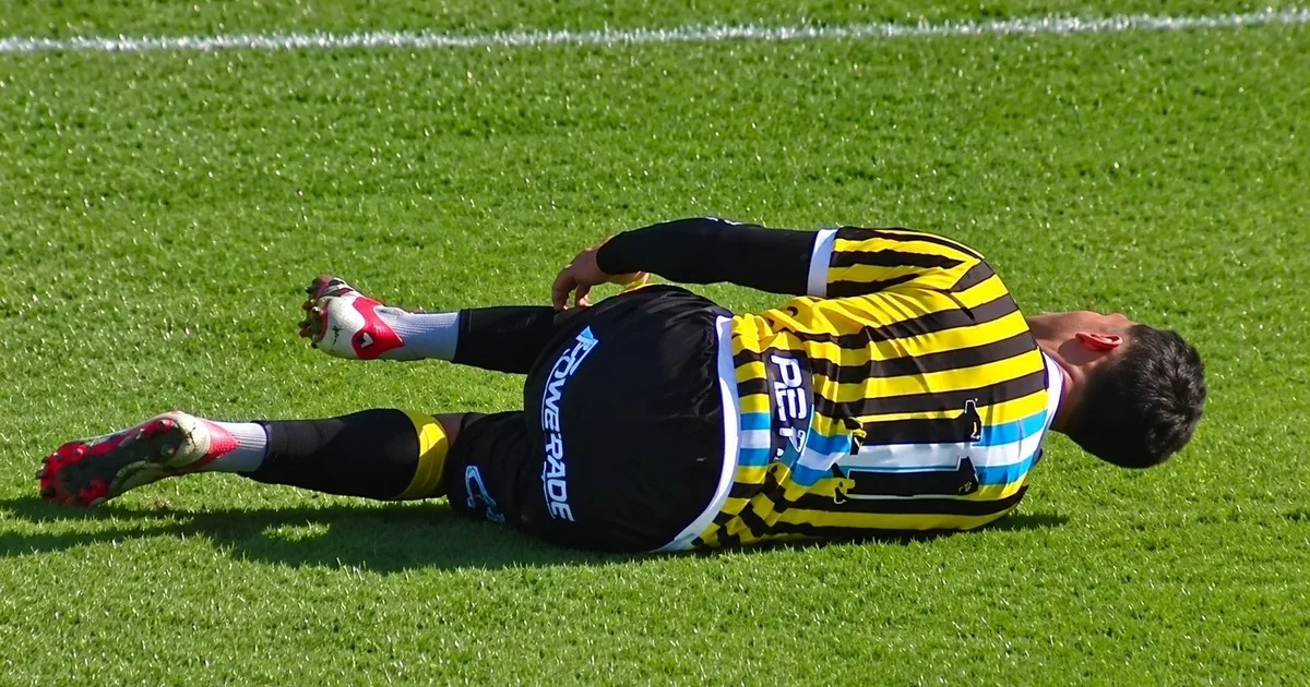 Video: violentísima patada de un jugador de Ferro