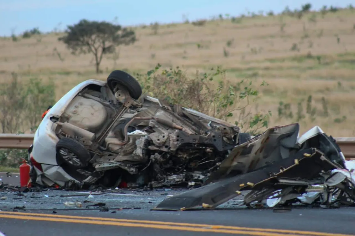 Motorista morre após carro bater em carreta e pegar fogo na BR-163
