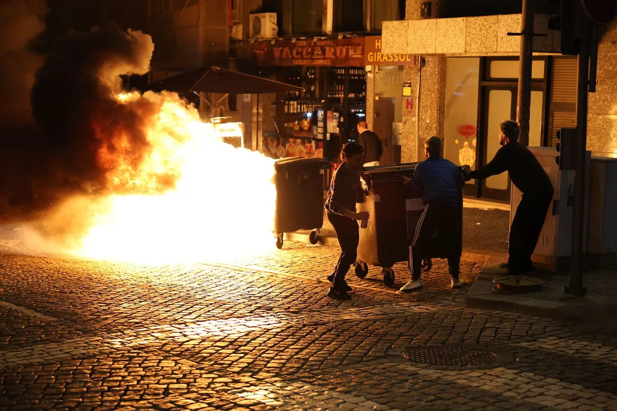 Tendas em Lisboa e no Porto, com incêndio na Invicta. “Daqui não saio”