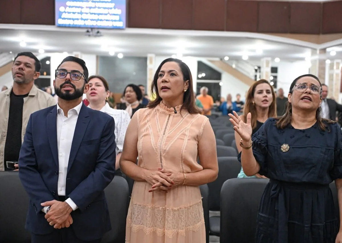 Mailza Assis recebe apoio da Assembleia de Deus durante culto de domingo