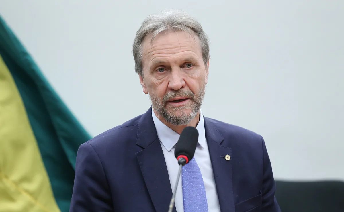 Deputado do PT que desmaiou durante reunião teve AVC isquêmico