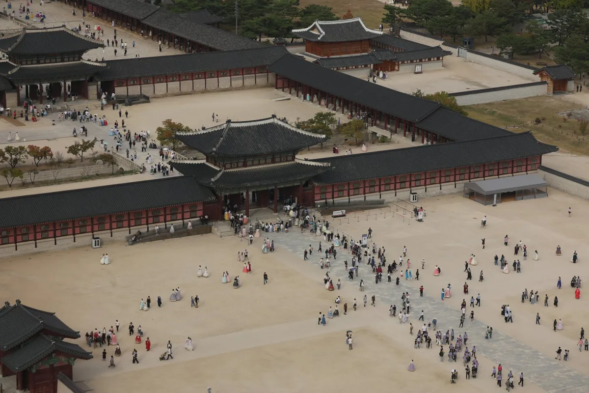 경복궁서 한푸 입고 中문화 알리기?…인플루언서 영상 논란
