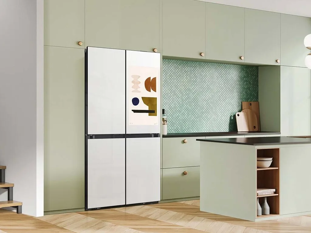 Un refrigerador con una pantalla de 32 pulgadas y la lavasecadora con IA. Lo nuevo de Samsung en México