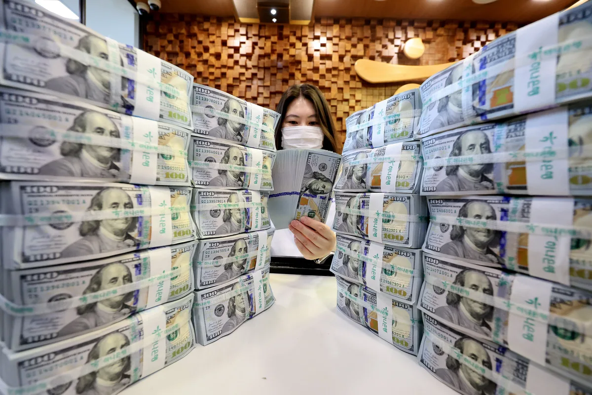 환율 다시 1300원대로... 10개월 만에 내려왔다