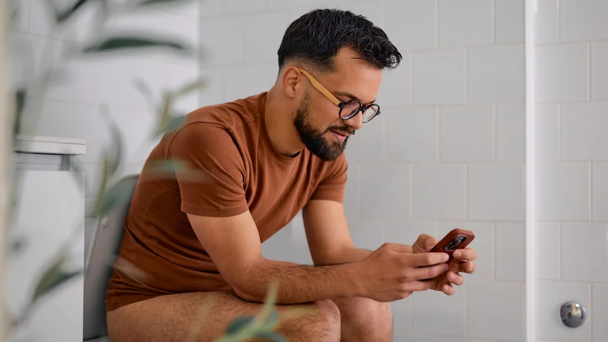 Pourquoi les hommes passent-ils autant de temps aux toilettes ? On a tenté de percer le mystère