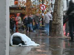 Ehrgeiziges Millionen-Projekt: Burnham will Straßenobdachlosigkeit in England bis Weihnachten beenden