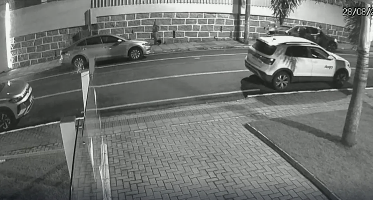 Pai insatisfeito com decisão em jogo do filho atira contra carro de árbitros e é preso em SC, diz PM