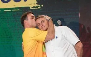 Precedentes do STF podem impedir perdão de Flávio a Jair Bolsonaro