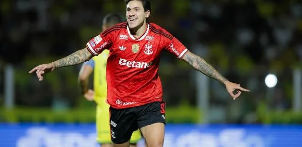 Flamengo goleia Mirassol, cola no Palmeiras e esquenta briga no Brasileirão