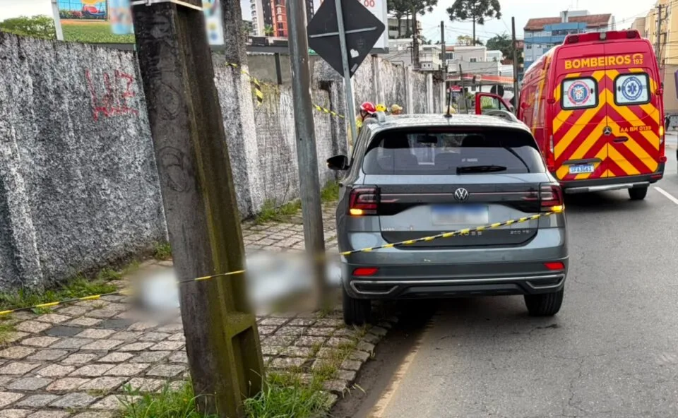 Idoso passa mal ao volante, bate carro contra placa e morre no Bacacheri; bombeiros tentaram reanimá-lo