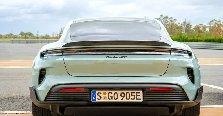 O Taycan Turbo GT anuncia 1034 cv, mas tem apenas 223 cv