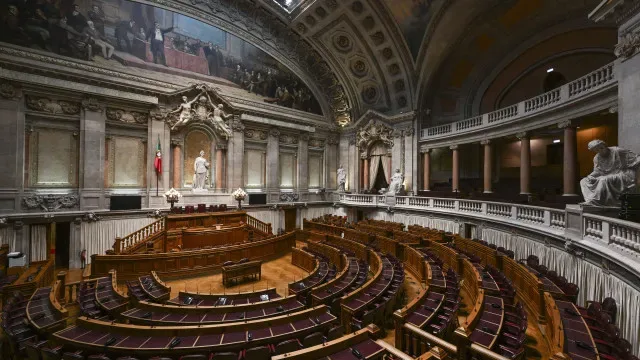 Partidos apertam o cerco a Neves, mas recusam moção. "Esquizofrenia"?