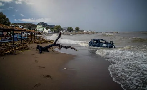 Inundaciones en varias islas de Grecia dejan un muerto y más de 6 mil evacuados; 4 vehículos fueron arrastrados hasta el mar