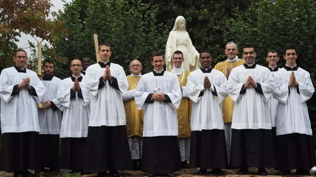 Padre de SP é excomungado após se juntar a grupo que desafia o papa