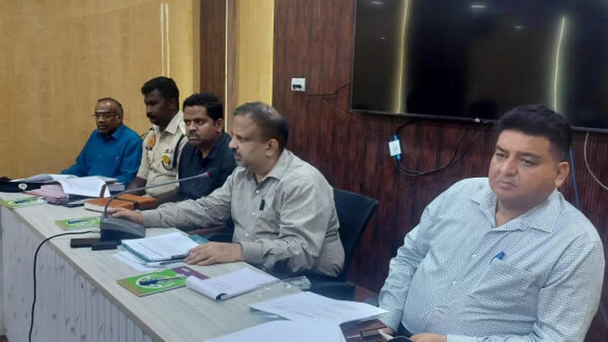 Puducherry CEO asks officers to prevent movement of liquor, cash and voter inducements in Thattanchavady ahead of bypoll