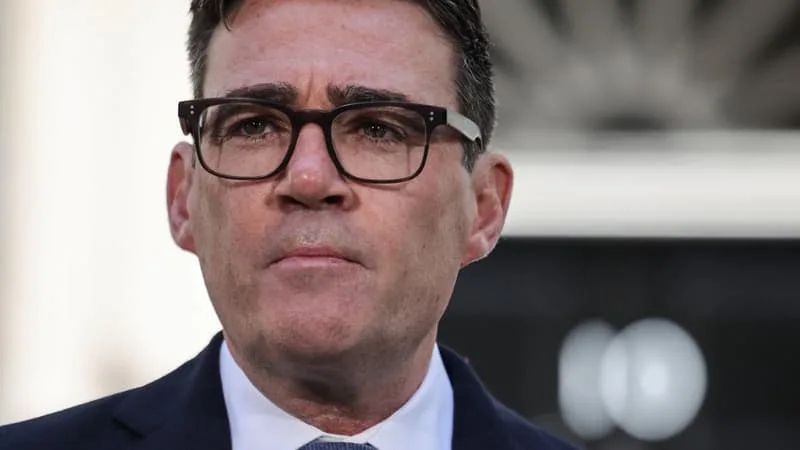 "Un échange minimal": le Premier ministre Andy Burnham reconnaît avoir été piégé par une fausse collaboratrice de Trump