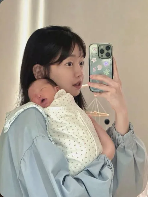 ‘서울대 수의사♥’ 강아랑, 결혼 3년만 첫 출산…품에 안은 아이 보며 감격