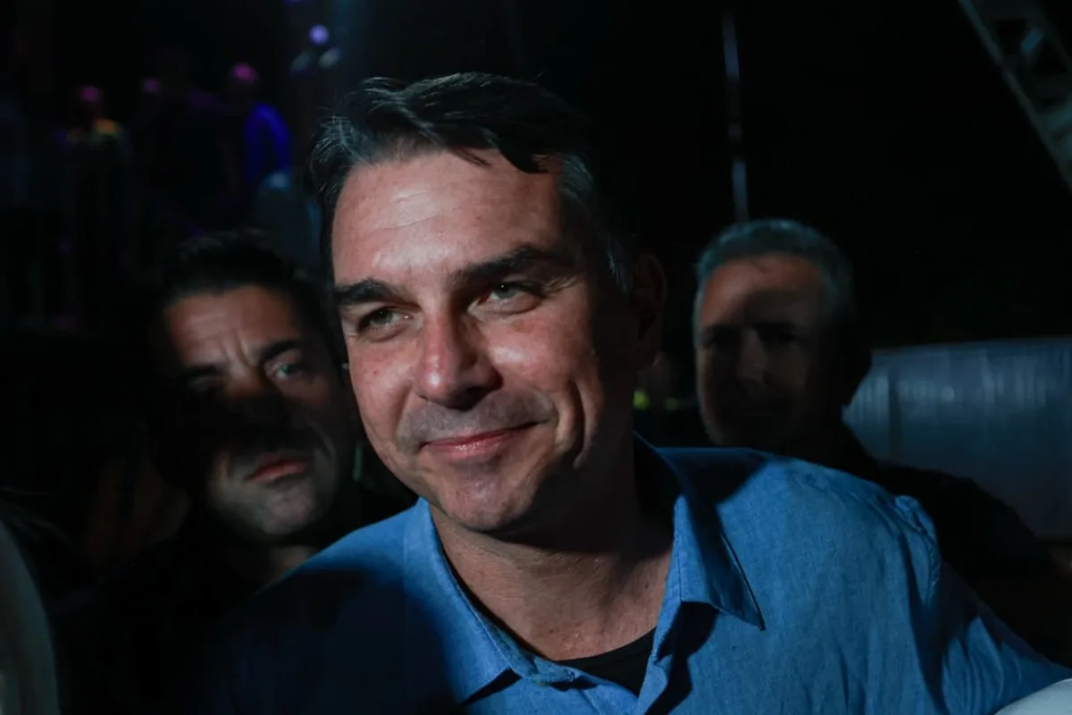 UFRJ nega que Flávio Bolsonaro tenha feito pós-graduação na universidade