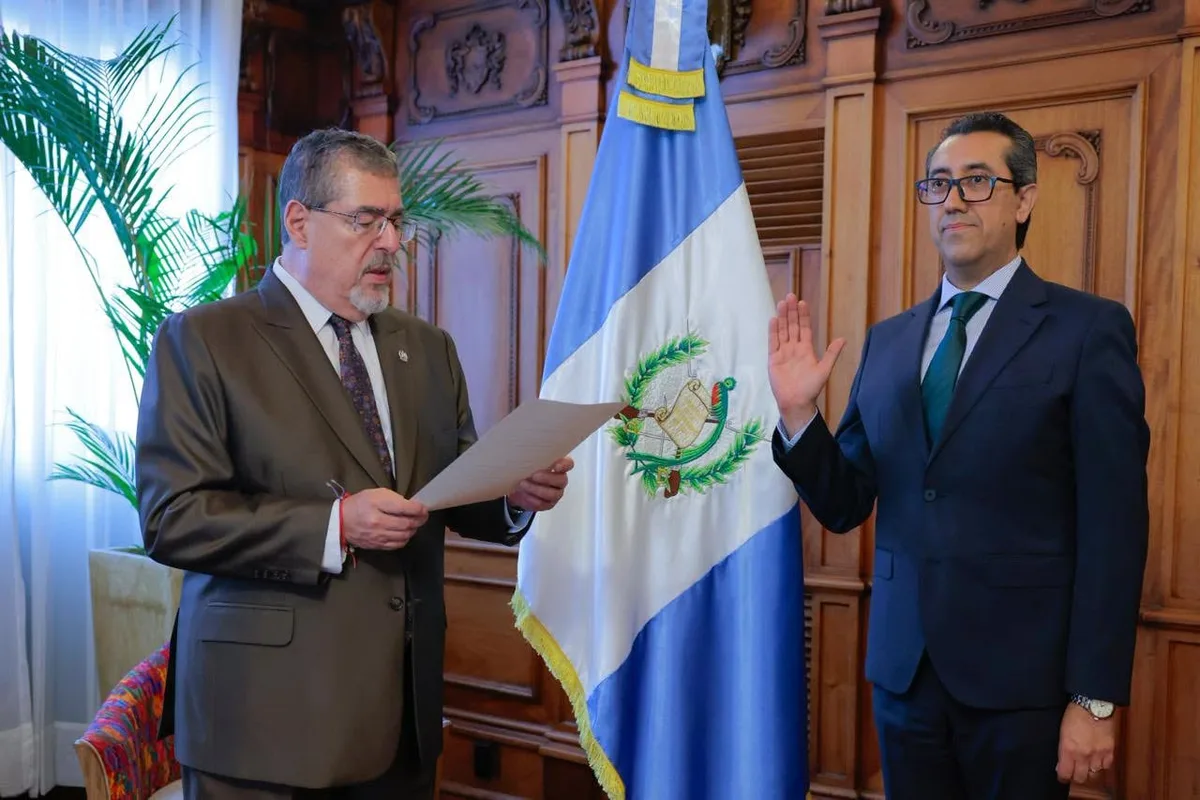 El presidente Bernardo Arévalo juramenta de nuevo a Jonathan Menkos como ministro de Finanzas Públicas en Guatemala