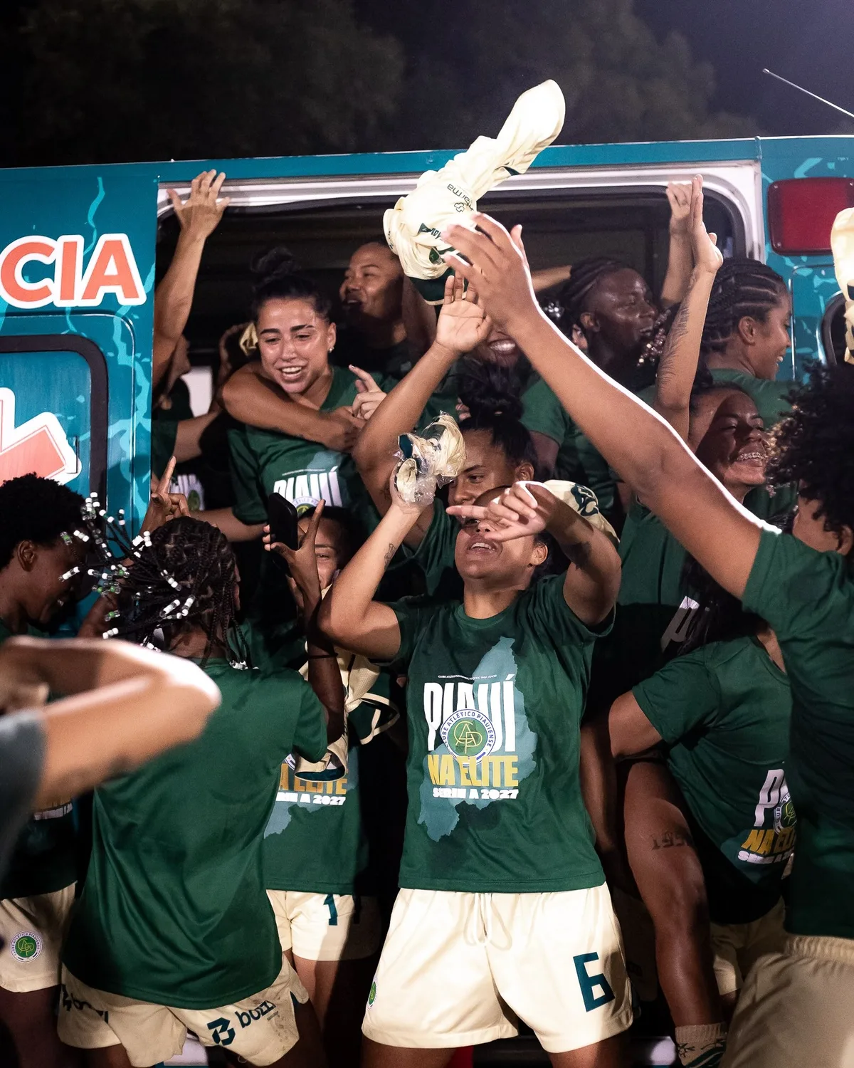 Pode isso? Clube conquista acesso à elite, e elenco comemora com maca e dentro de ambulância