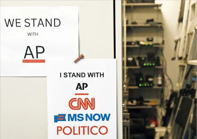 CNN 내쫓은 백악관, 언론사들 취재 보이콧에 ‘트럼프 TV’ 맞불