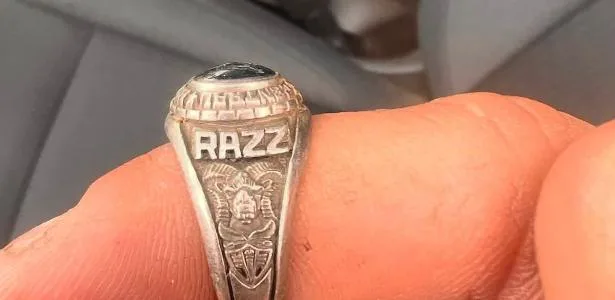 Anel perdido em lago é encontrado e devolvido 28 anos depois nos EUA