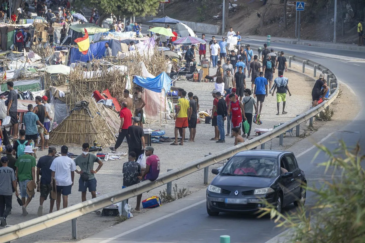 La Policía da una hora a los migrantes del Trampolín para desmantelar los mercadillos ilegales