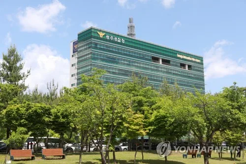 세무사 행세 30대 여성, 현직 교사와 짜고 200억대 투자 사기