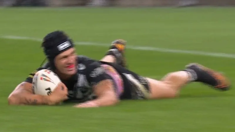 Ponga scores amazing solo try in Kiwis debut