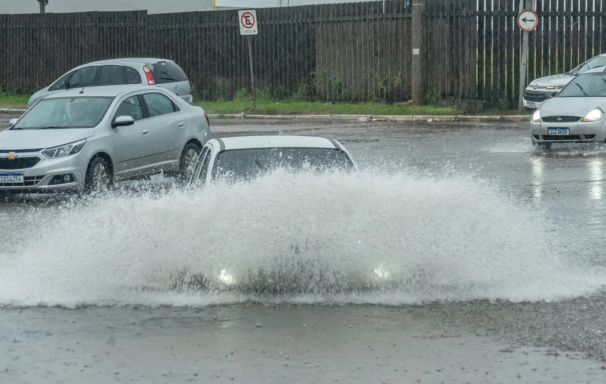 Chuva intensa e granizo causam duas mortes e atingem ao menos 33 municípios do RS