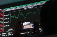 Dólar abre em queda atento às pesquisas eleitorais em destaque no Brasil